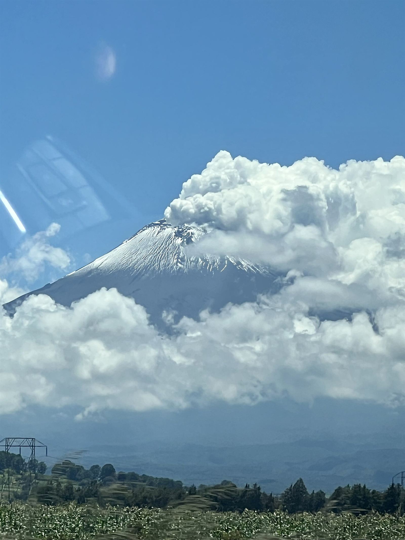 El Popocatépetl nevado entre nubes