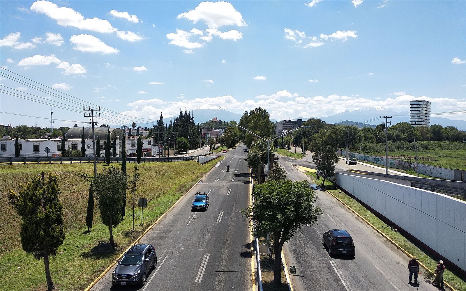 La Recta a Cholula, avenida arbolada entre Puebla y Cholula, en un día soleado